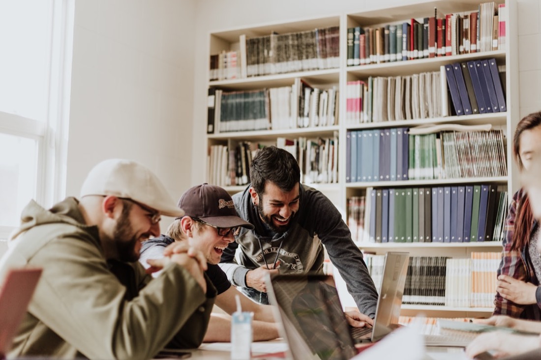 Des lycéens qui préparent leurs vœux d'orientation devant leurs ordinateurs
