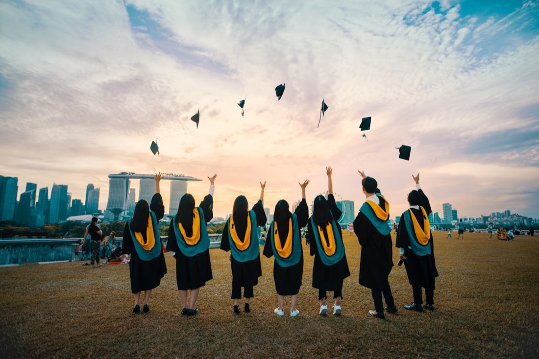 Des diplômés lancent leur toque en l'air le jour de la remise des diplômes