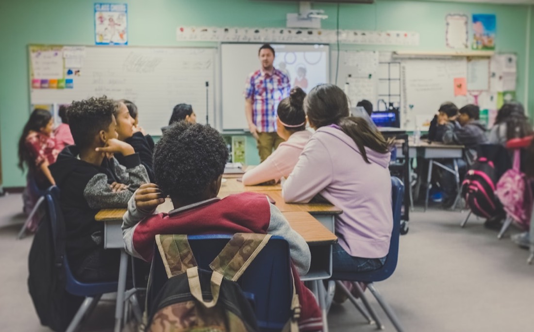 Des collégiens en classe, face au tableau